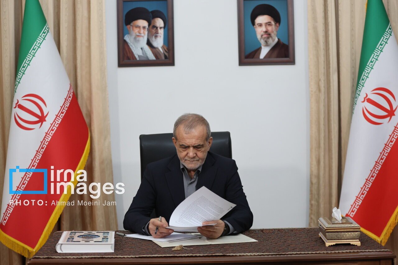 امضای پزشکیان در کنار امضای ترامپ/ اتفاق تاریخی پس از انقلاب به وقوع پیوست+ عکس امضای پزشکیان در کنار امضای ترامپ/ اتفاق تاریخی پس از انقلاب به وقوع پیوست+ عکس
