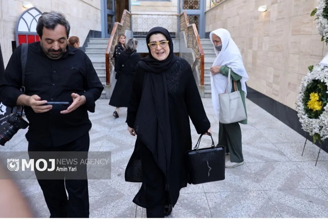 پوشش متفاوت سخنگوی دولت در مراسم ختم بهروز رضوی+ عکس