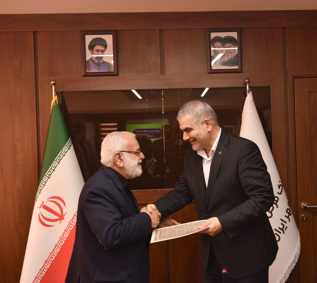 تقدیر رئیس کمیته امداد خمینی (ره) از بانک مهر ایران در ایجاد فرصتهای اشتغال برای مددجویان تقدیر رئیس کمیته امداد خمینی (ره) از بانک مهر ایران در ایجاد فرصتهای اشتغال برای مددجویان