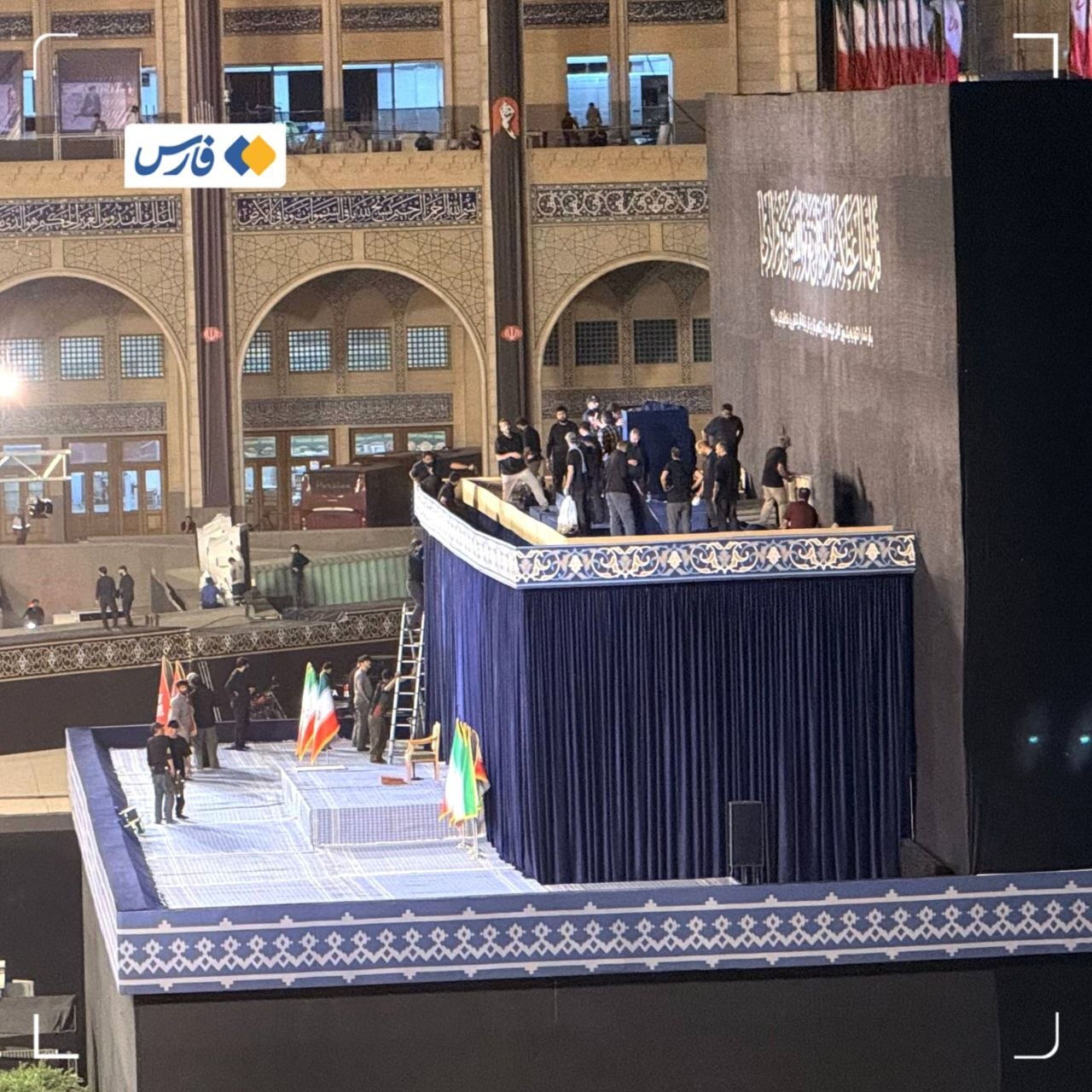 آماده‌سازی محل قرارگرفتن پیکر رهبر شهید در مصلای تهران