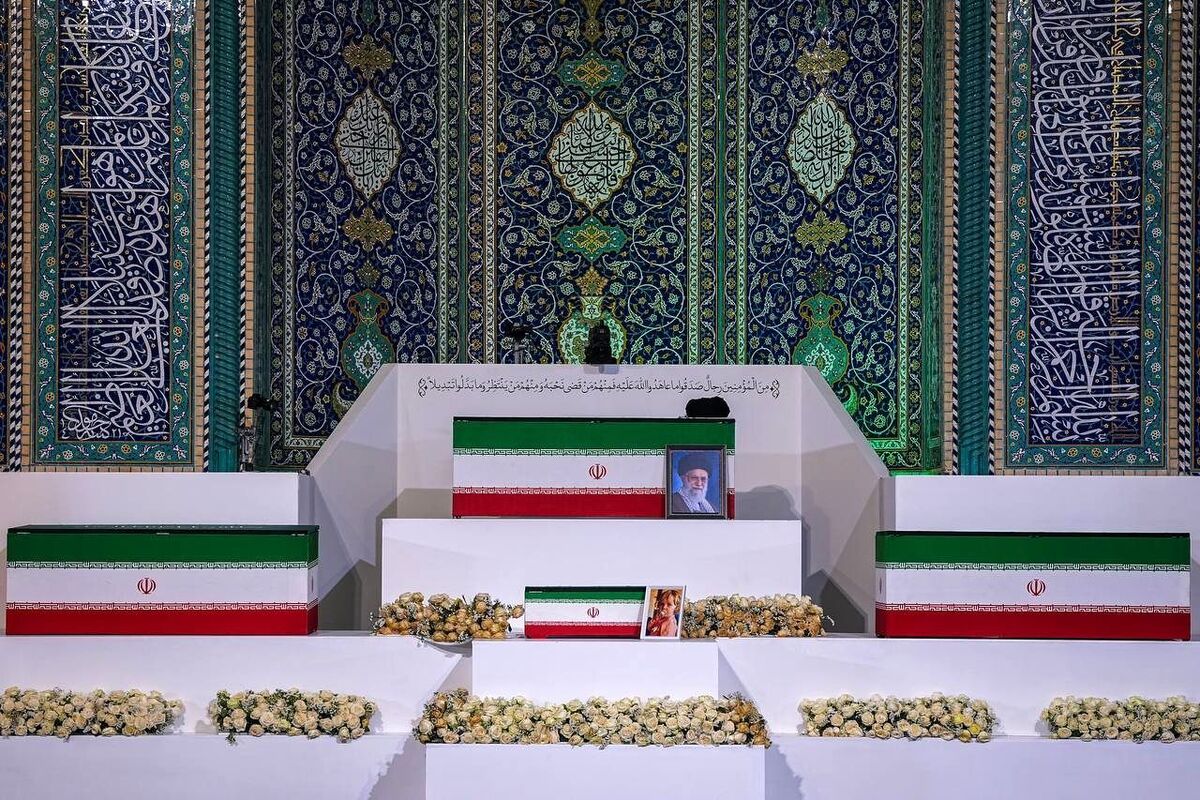 اقامه نماز بر پیکر رهبر شهید | پیکر رهبر شهید انقلاب و خانواده در جایگاه قرار گرفت
