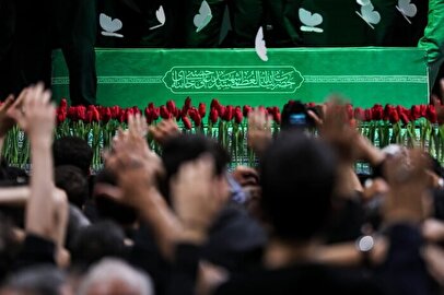 شعار مرگ بر آمریکا در مصلی تهران در مراسم تشییع رهبر شهید + فیلم