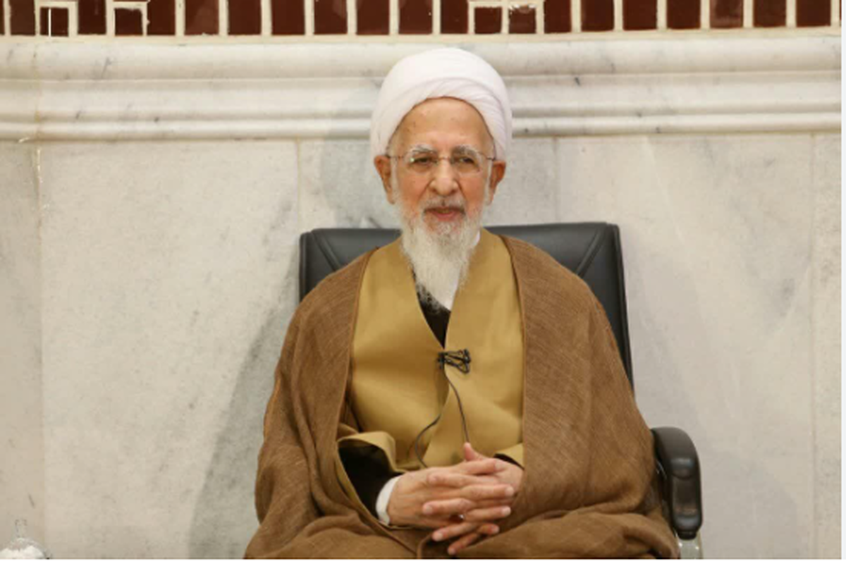 آیت‌الله جوادی‌آملی بر پیکر رهبر شهید نماز می‌خواند