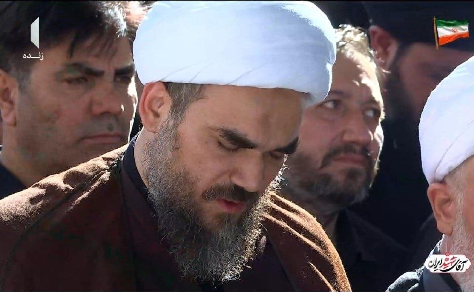 داماد رهبر شهید هنگام اقامه نماز بر پیکر دختر ۱۴ ماهه‌اش + عکس