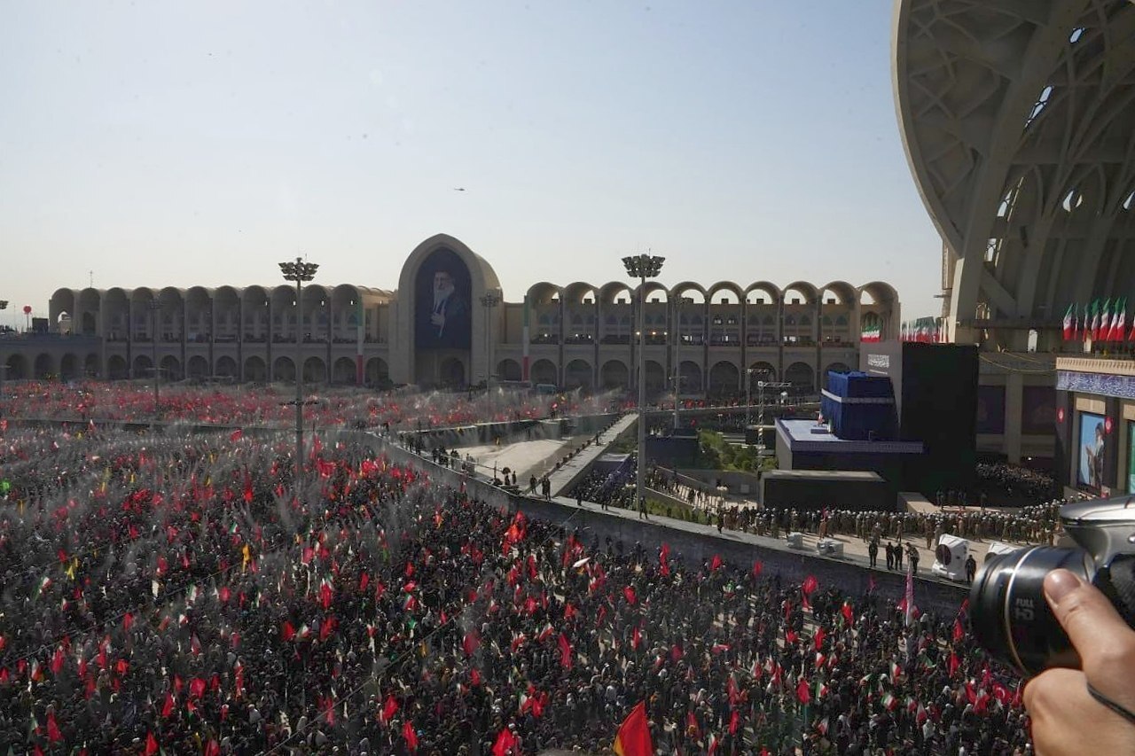 قابی متفاوت از اقامه نماز بر پیکر رهبر شهید