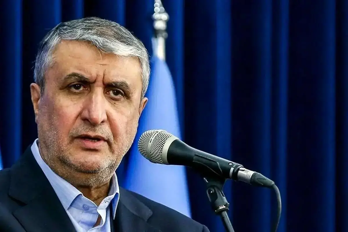 لحظه پخش عدسی نذری توسط رئیس سازمان انرژی اتمی ایران + عکس