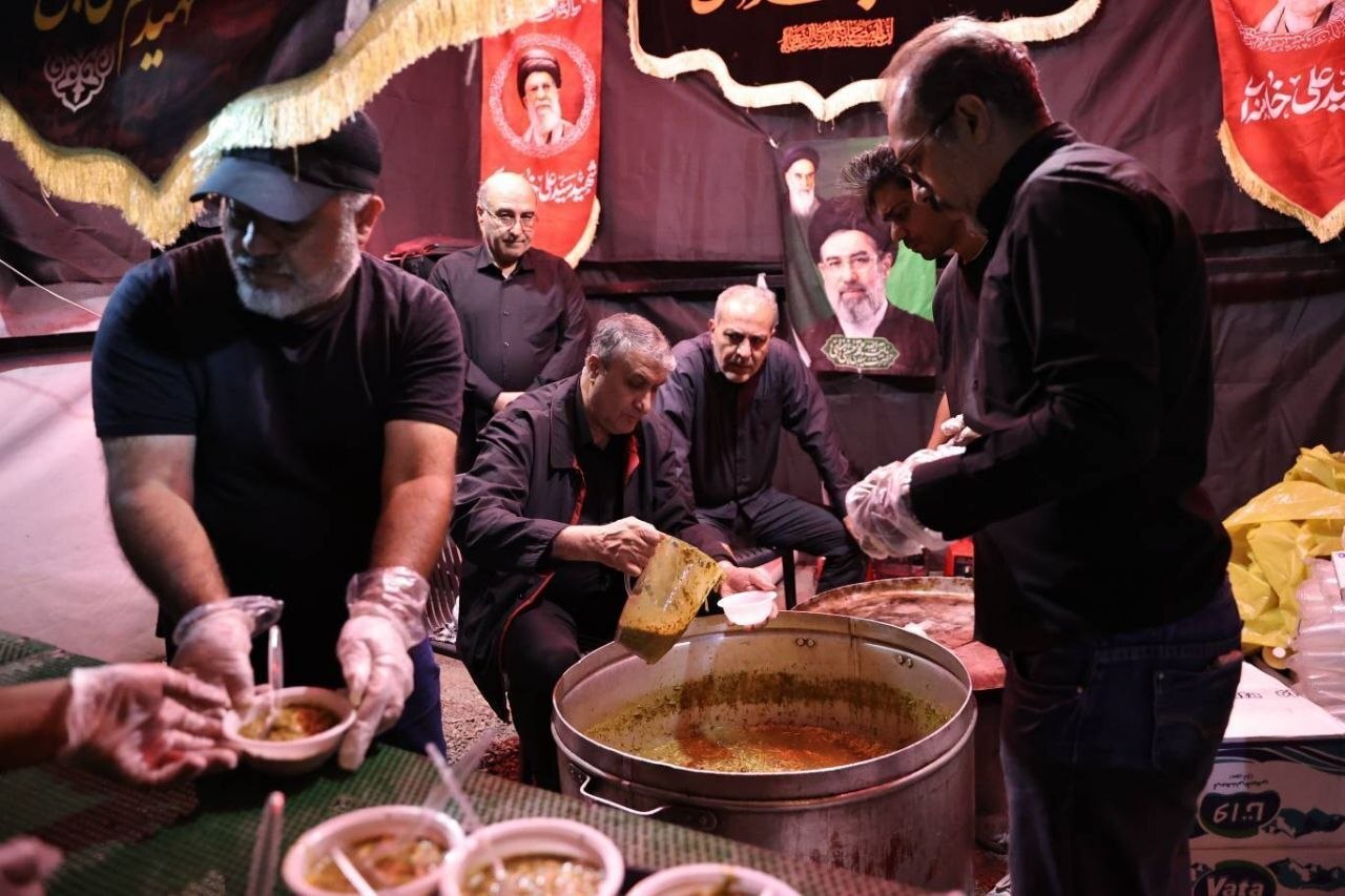لحظه پخش عدسی نذری توسط رئیس سازمان انرژی اتمی ایران + عکس
