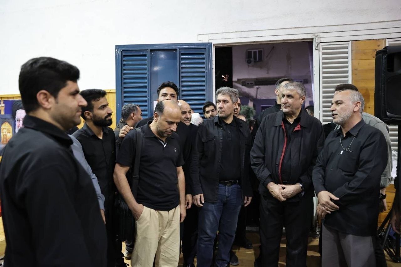 لحظه پخش عدسی نذری توسط رئیس سازمان انرژی اتمی ایران + عکس
