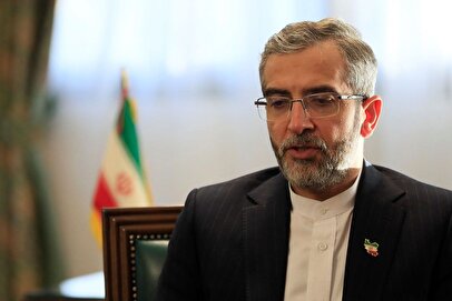 قاب متفاوت از تشییع رهبر شهید/ حضور علی باقری‌کنی با تصویر برادر شهیدش مصباح‌الهدی باقری‌کنی