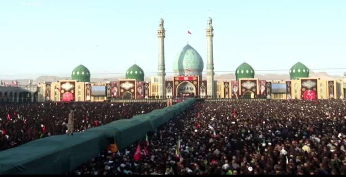 وداع مردم با رهبر شهید در جمکران / آیت‌الله جوادی آملی بر پیکر رهبر شهید نماز خواند