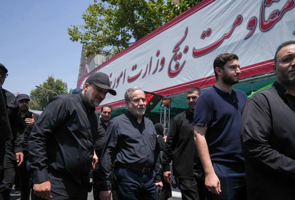 موتورسواری وزیر خارجه در مراسم تشییع رهبر شهید + عکس