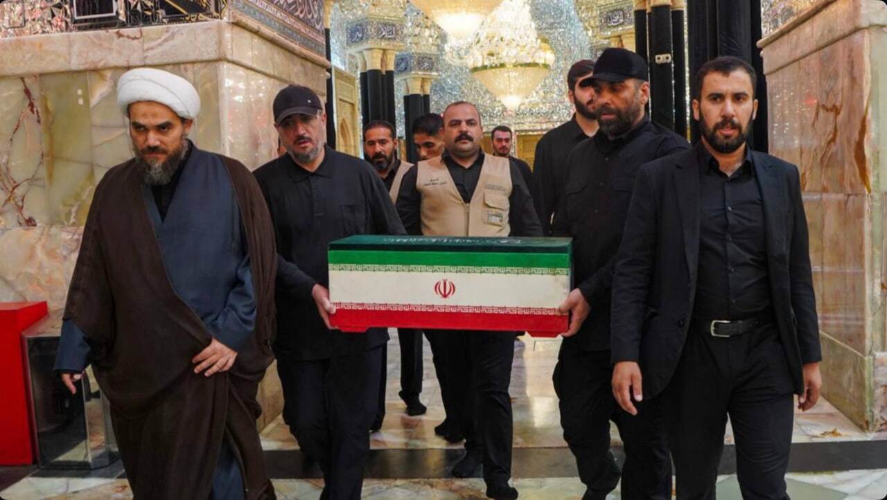 بوسه داماد رهبر شهید انقلاب بر تابوب فرزند 14 ماههاش در حرم حضرت عباس + عکس بوسه داماد رهبر شهید انقلاب بر تابوب فرزند 14 ماههاش در حرم حضرت عباس + عکس