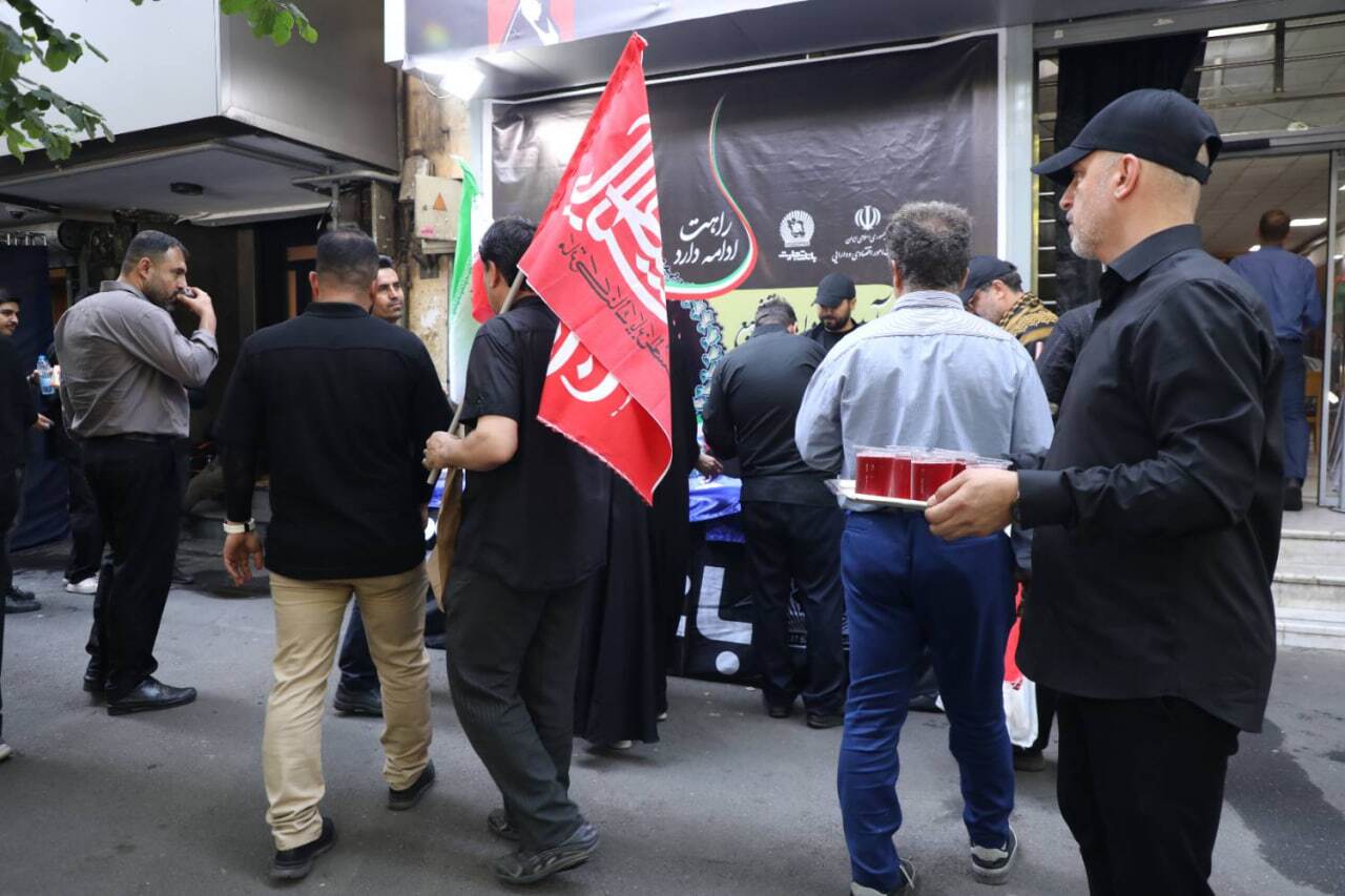 تجلی خدمت‌گزاری بانک تجارت در آیین وداع با «قائد شهید امت» / بازدید دکتر اخلاقی از موکب‌های خدمت‌رسانی به عزاداران