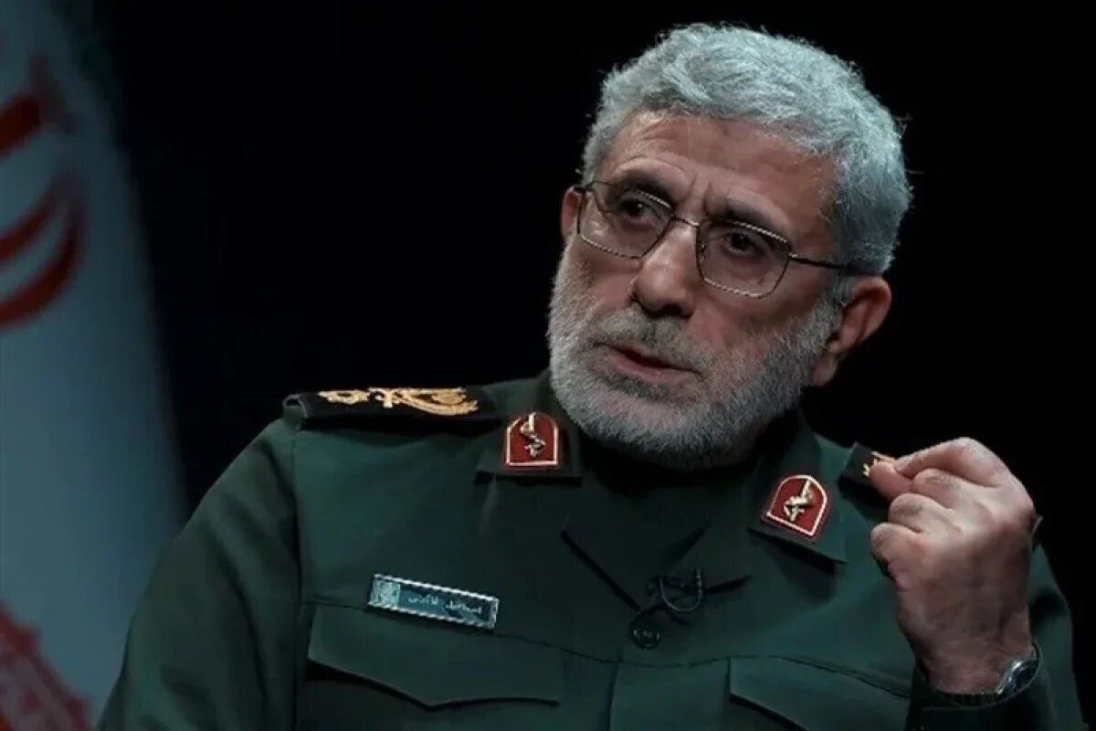 حضور سردار قاآنی در فرودگاه مشهد همزمان با ورود پیکر رهبر شهید + عکس