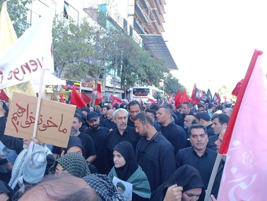 تصویر دیده نشده از وزیر پزشکیان در مراسم تشییع رهبر شهید در مشهد+ عکس