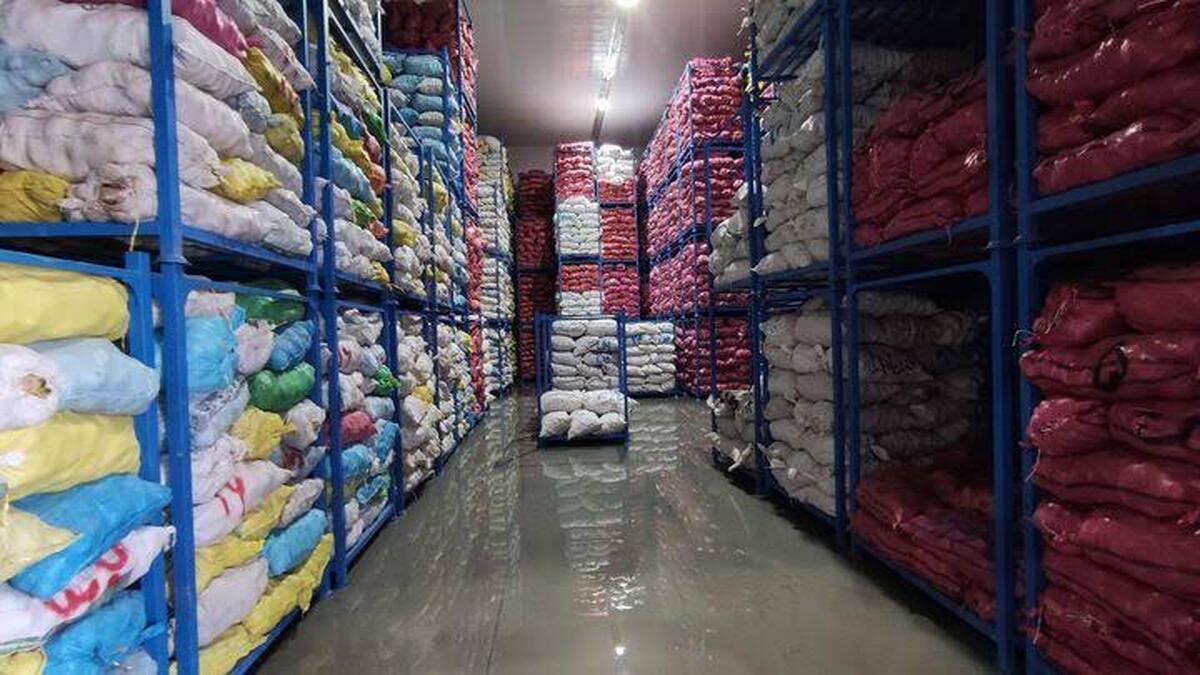 مسدودسازی مسیر واردات کالاهای اساسی / افزایش شدید قیمت‌ها در راه است؟