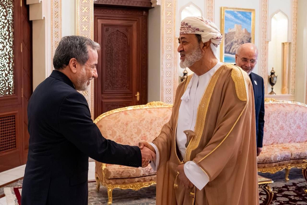 دیدار قالیباف و عراقچی با سلطان عمان در مسقط/ رایزنی درباره ترتیبات مدیریت تنگه هرمز+ عکس
