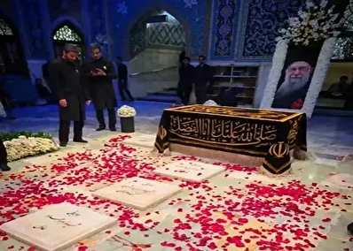 نمایی متفاوت از مزار رهبر شهید و خانواده ایشان در مشهد + فیلم