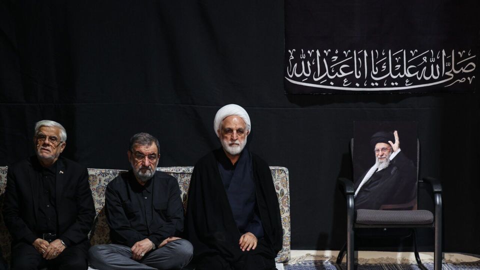 گریه محسن رضایی مقابل صندلی رهبر شهید + عکس گریه محسن رضایی مقابل صندلی رهبر شهید + عکس