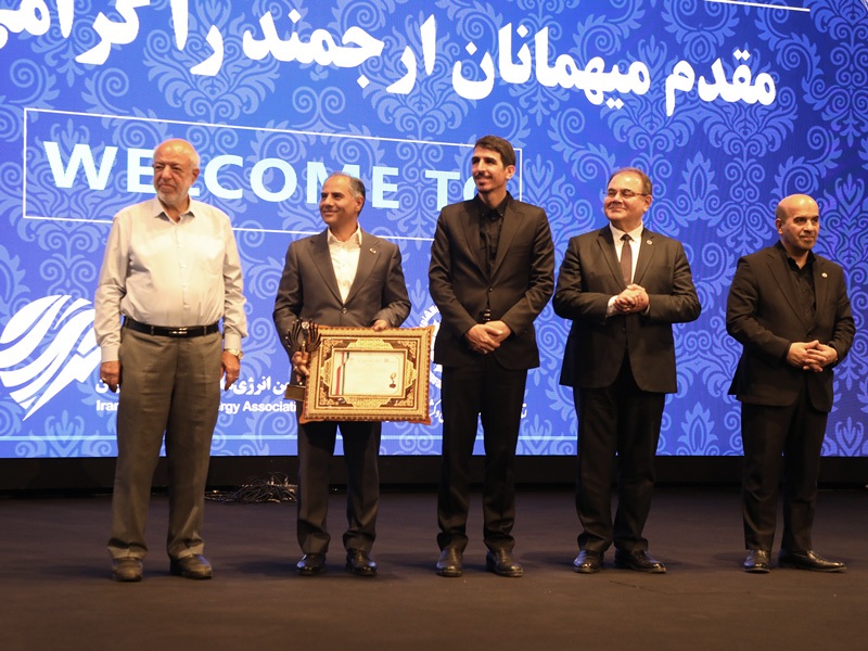 تندیس «جایزه ملی انرژیهای تجدیدپذیر» به بانک تجارت اعطا شد تندیس «جایزه ملی انرژیهای تجدیدپذیر» به بانک تجارت اعطا شد