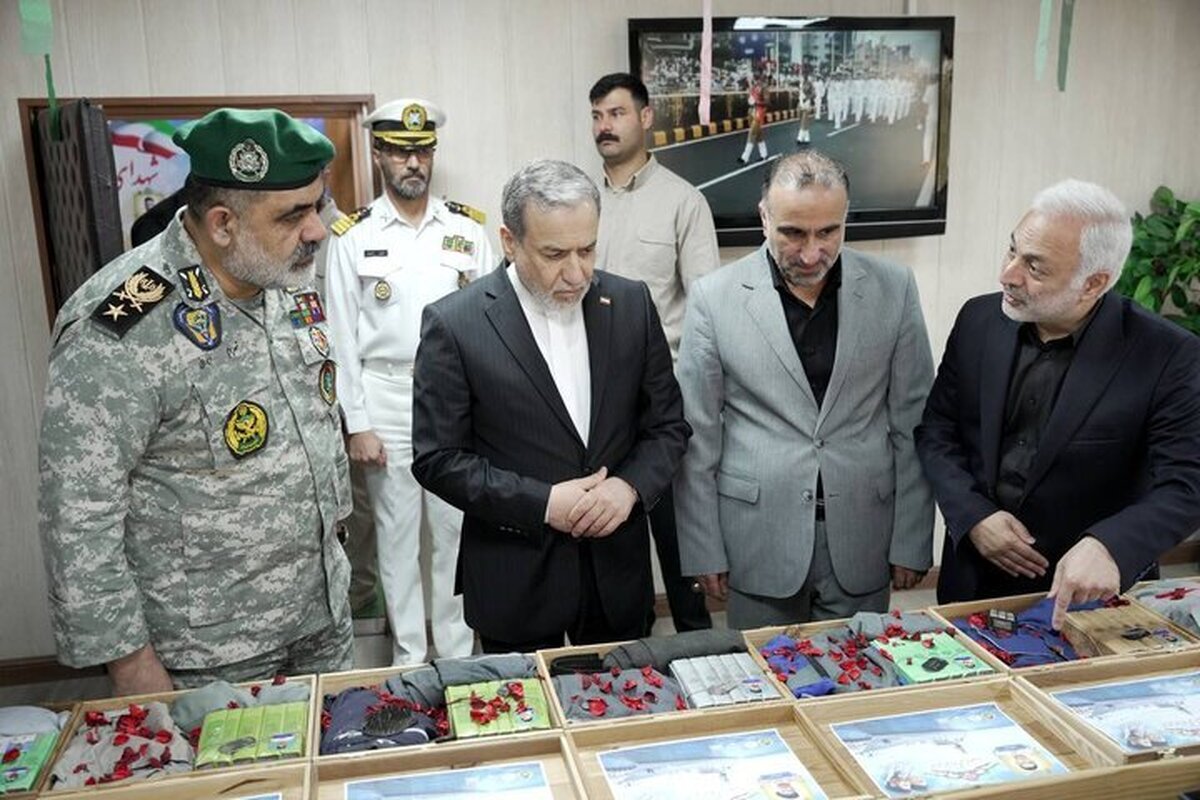 دیدار عراقچی با دریادار ایرانی و بازدید از نمایشگاه شهدای ناو دنا