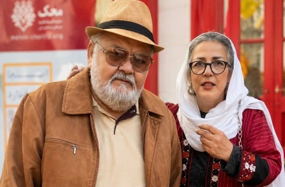 اشک‌های همسر اکبر عبدی در مراسم تشییع / اکبر برای ایران همیشه زنده است
