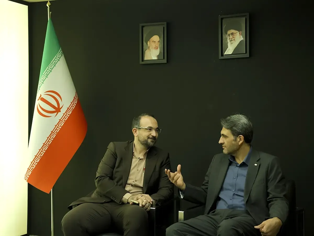 بازدید مدیرعامل رایتل از غرفه ایرانسل در نمایشگاه الکامپ