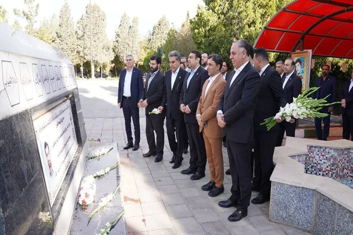 ادای احترام مدیر عامل بانک ملی ایران به مقام شهدای ارومیه