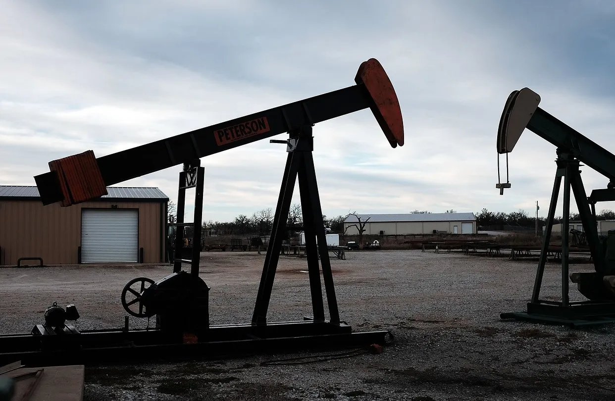 Oil Holds Longest Run of Gains in a Year as U.S. Supply Declines