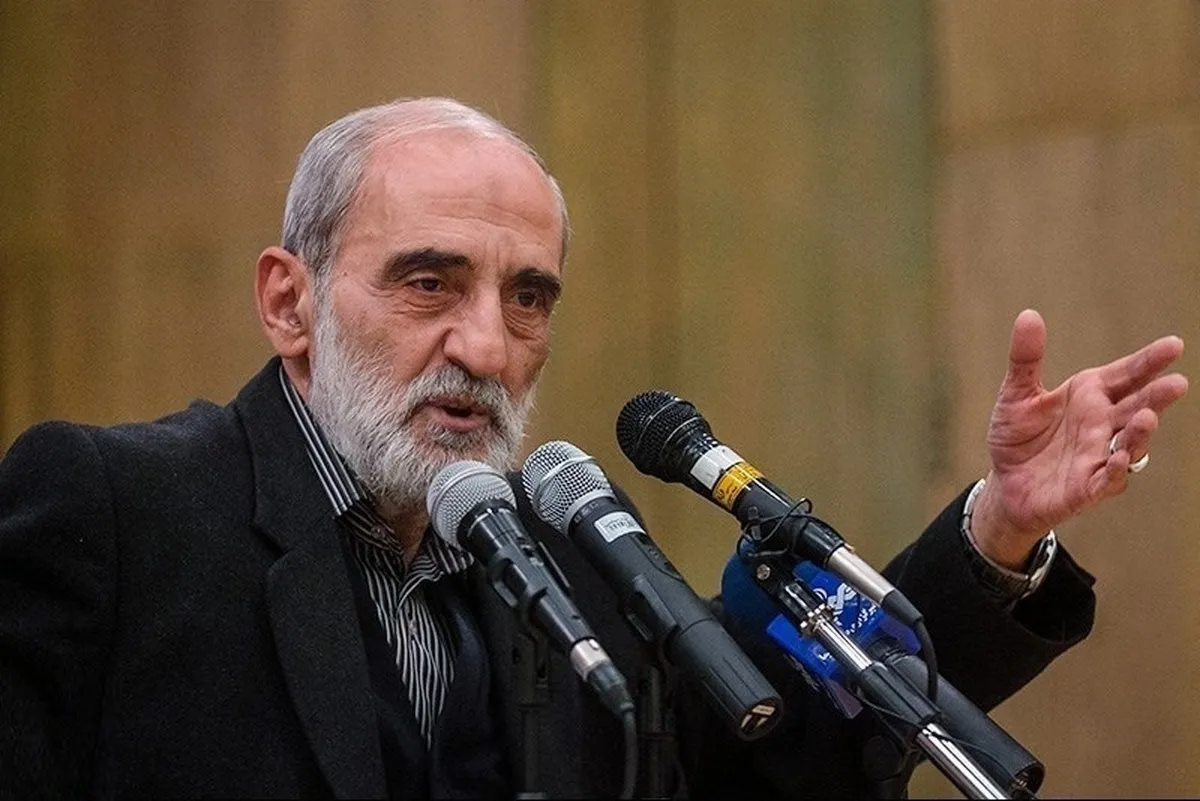 حسین شریعتمداری دولت پزشکیان را به باد انتقاد گرفت!