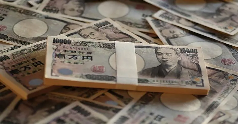 Euro hits five-week high, yen up after stimulus announced