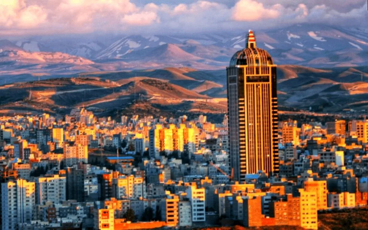 بارش باران تابستانی در تبریز و جاری شدن سیل در خیابان‌ها +فیلم