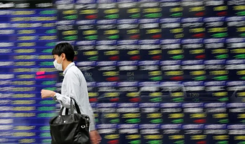 Stocks Decline Globally as Oil Slides; Euro Gains