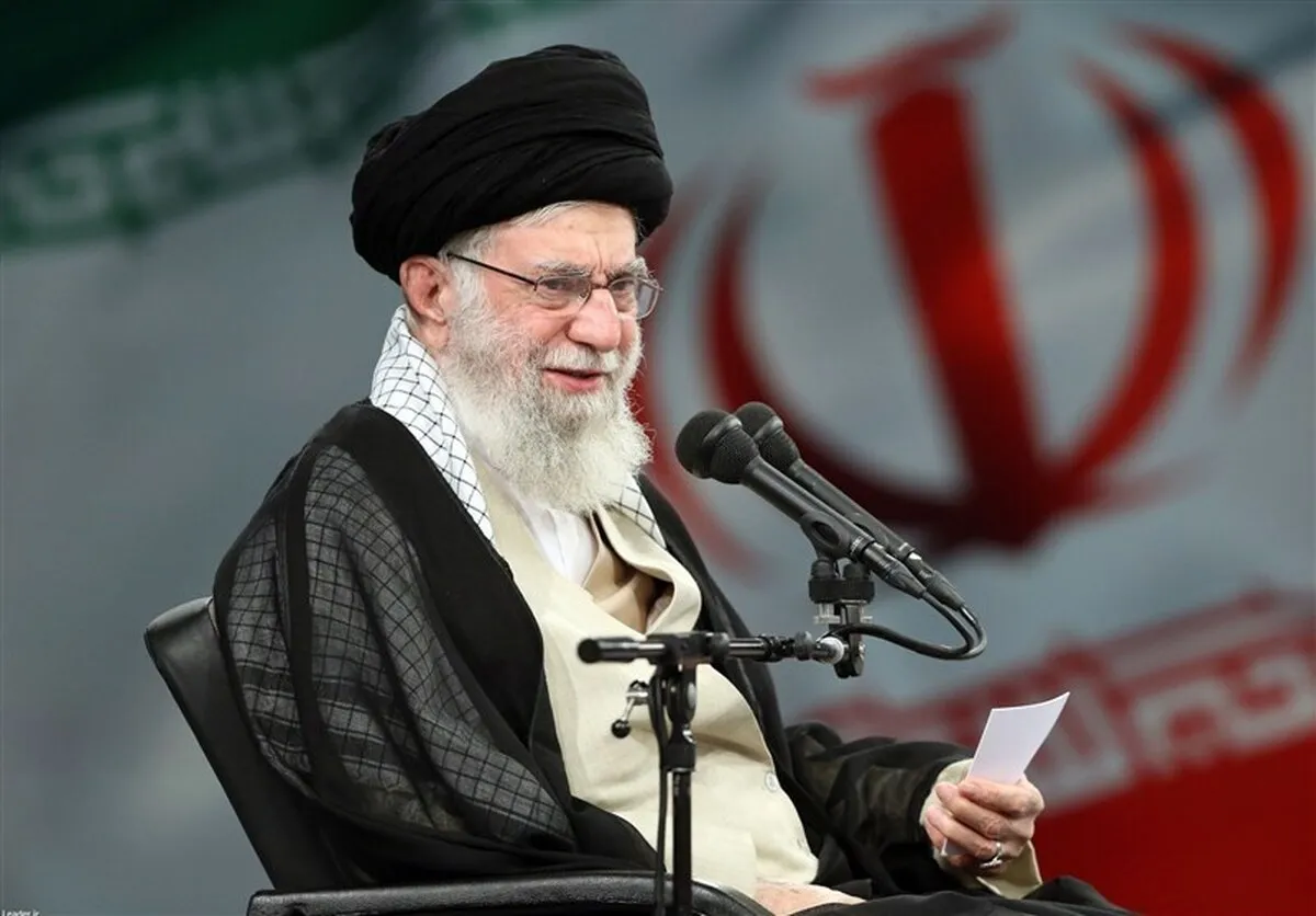 تصویری دیده نشده از آیت الله مجتبی خامنه‌ای در کنار رهبر شهید انقلاب+ عکس