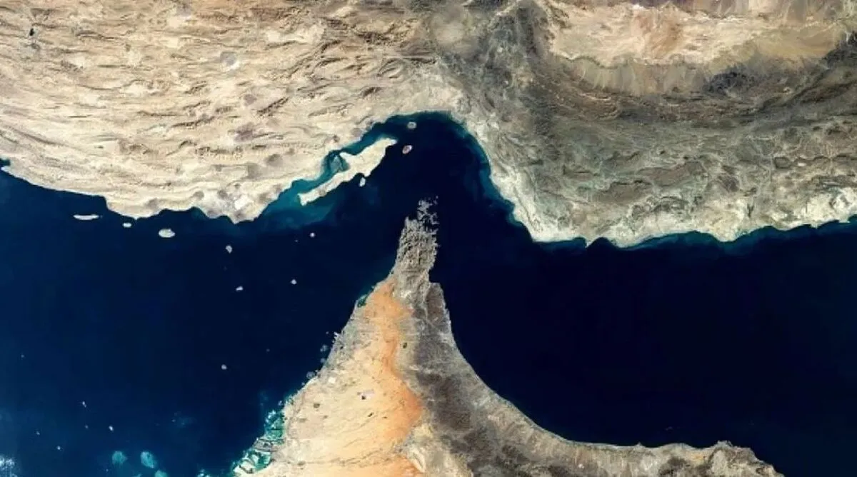 عبور یک نفتکش ایرانی از تنگه هرمز / علیرغم تهدید محاصره دریایی + عکس