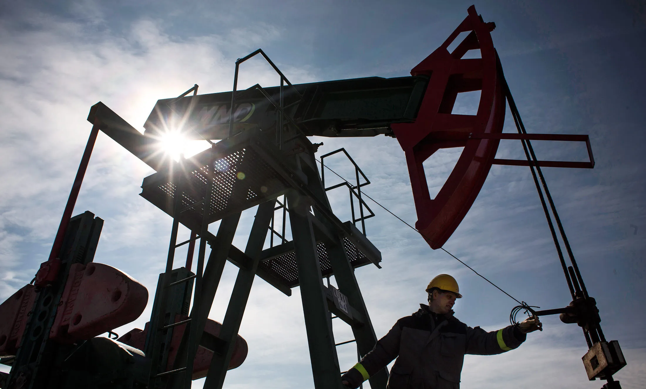 Oil Tumbles Most in Five Weeks Amid Iraqi Compliance Concerns
