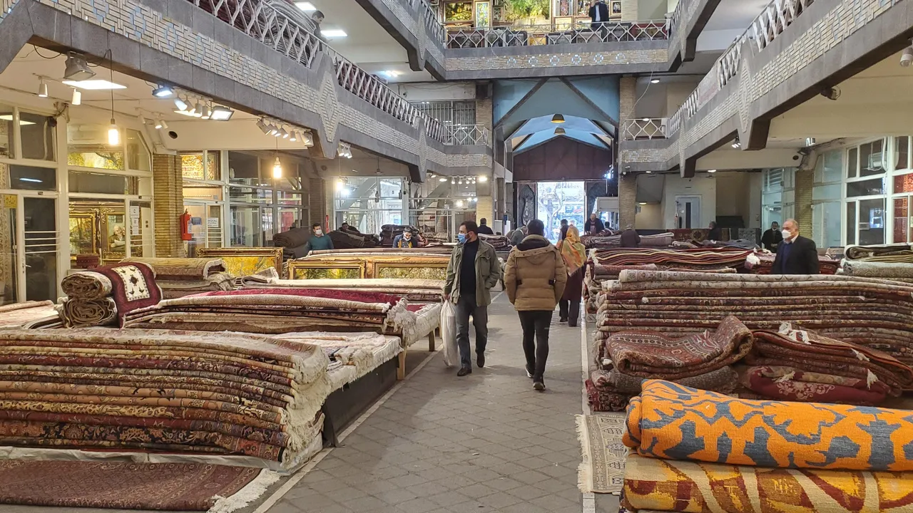 رفع تعهد ارزی مسیر دورزدن تحریم‌ها را مسدود کرد/ فرش‌های افغانستانی به ایران قاچاق و در بازار معامله می‌شود