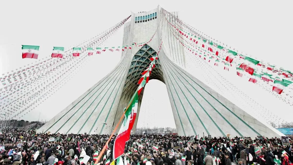 استایل ارتشی دختر جوان در راهپیمایی ۲۲ بهمن جلب توجه کرد+ عکس