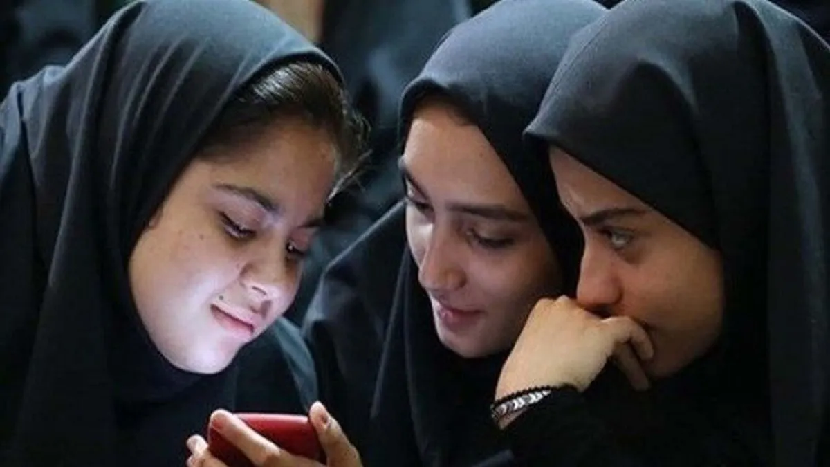 تلفن همراه اجازه ورود به مدارس را دارد؟