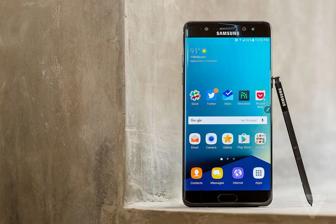 U.S. tells consumers to stop using fire-prone Samsung phones