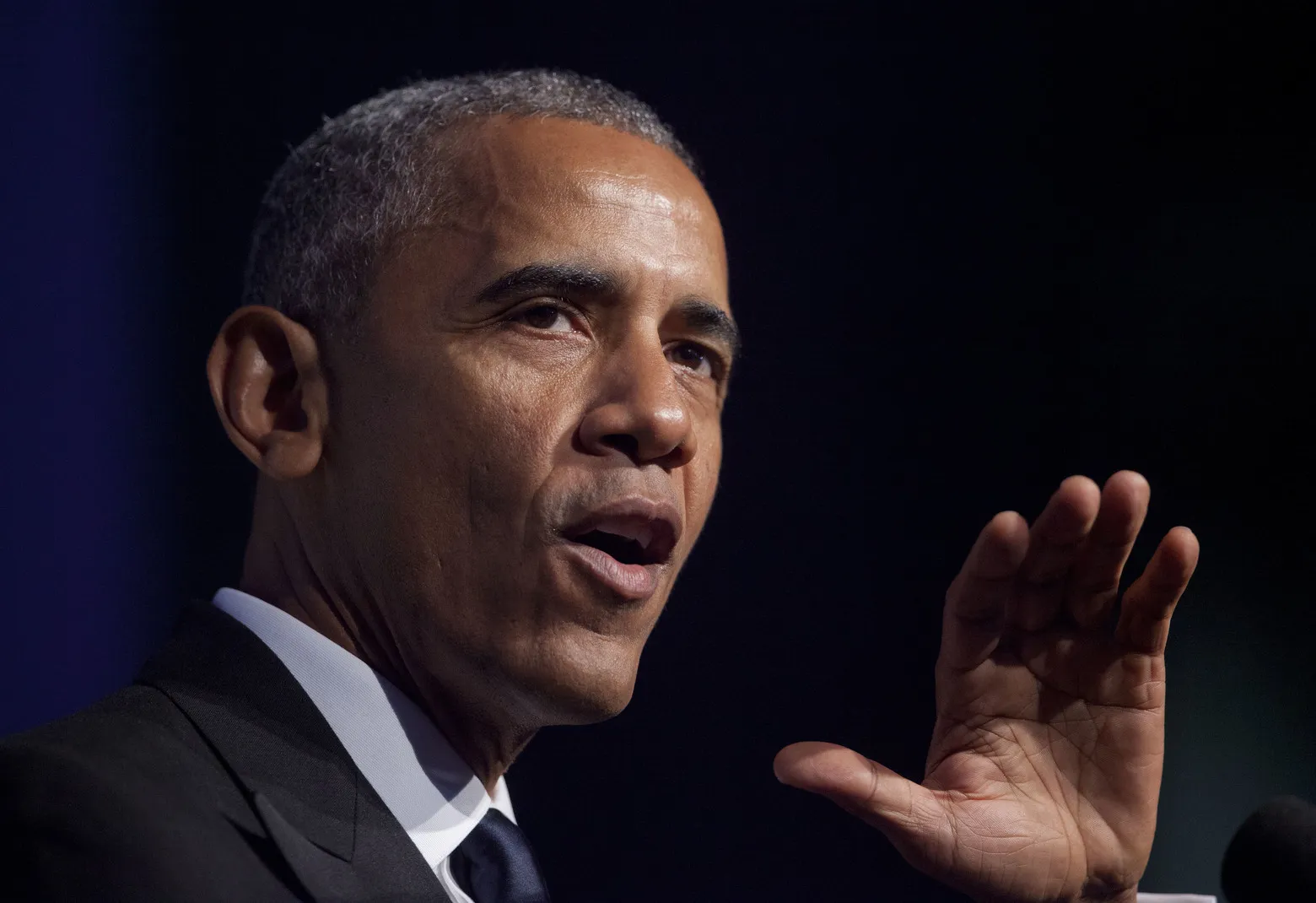 Obama tells Clinton fundraiser U.S. still grapples with powerful women