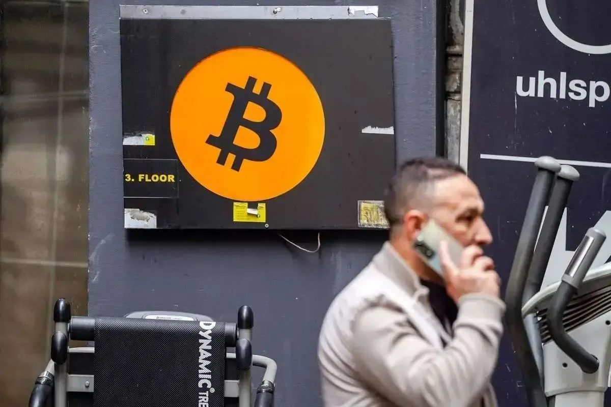 بیت‌کوین از جمع ۱۰ دارایی برتر خارج شد