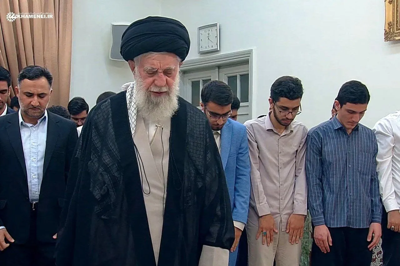 اقامه نماز جماعت ظهر به امامت رهبر انقلاب با مدال‌آوران المپیادی
