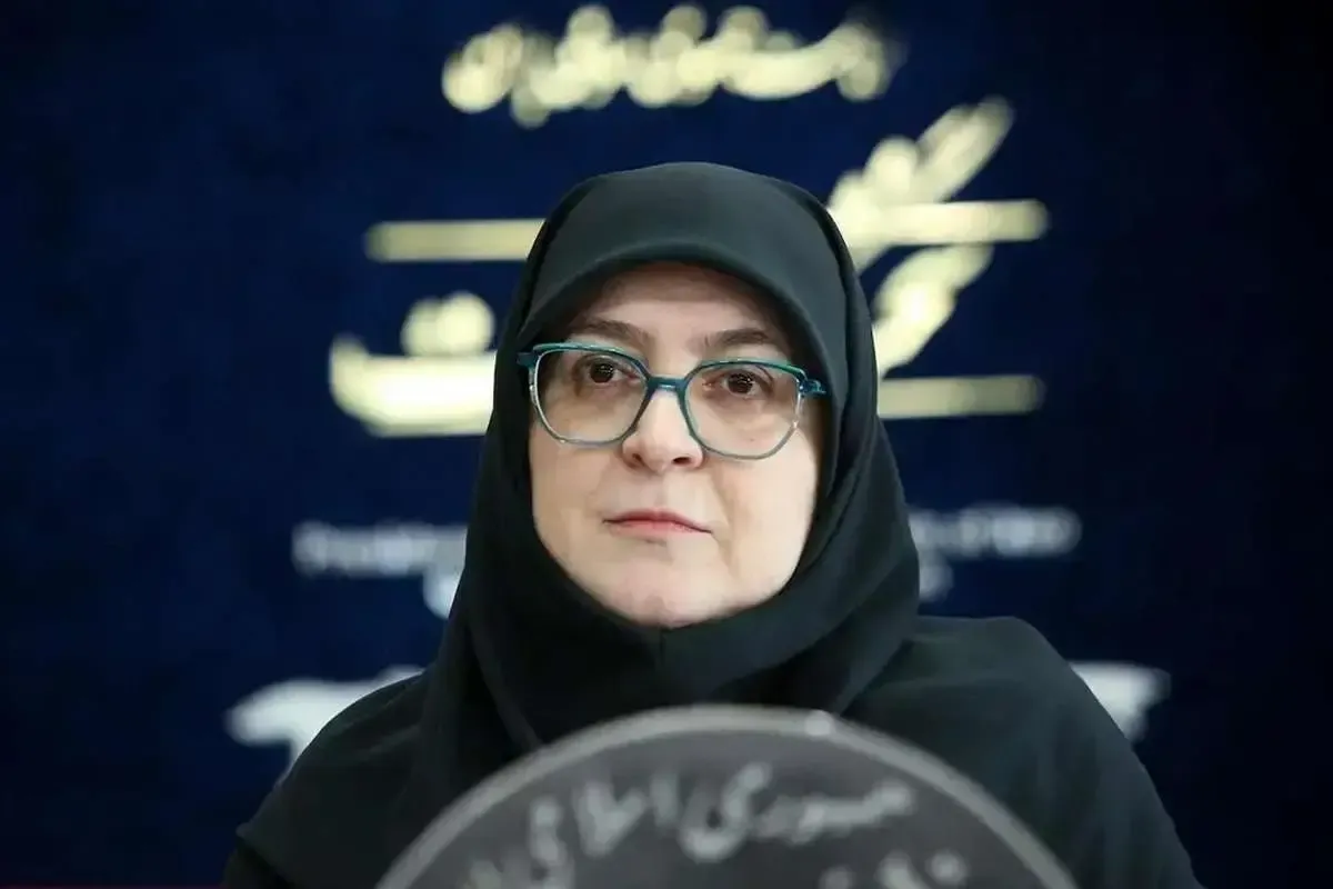 ژست خاص سخنگوی دولت در حیاط پاستور+ عکس