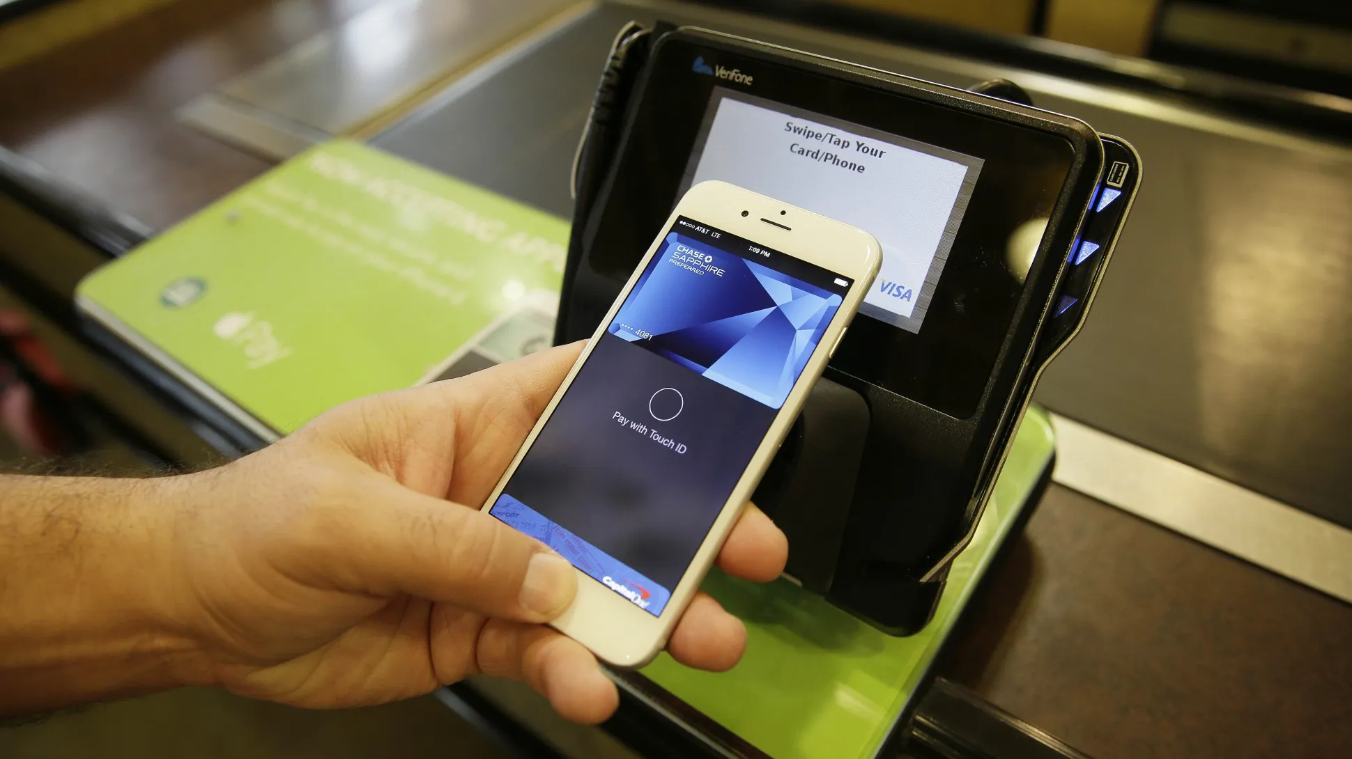 Apple launches Apple Pay payment service in Russia