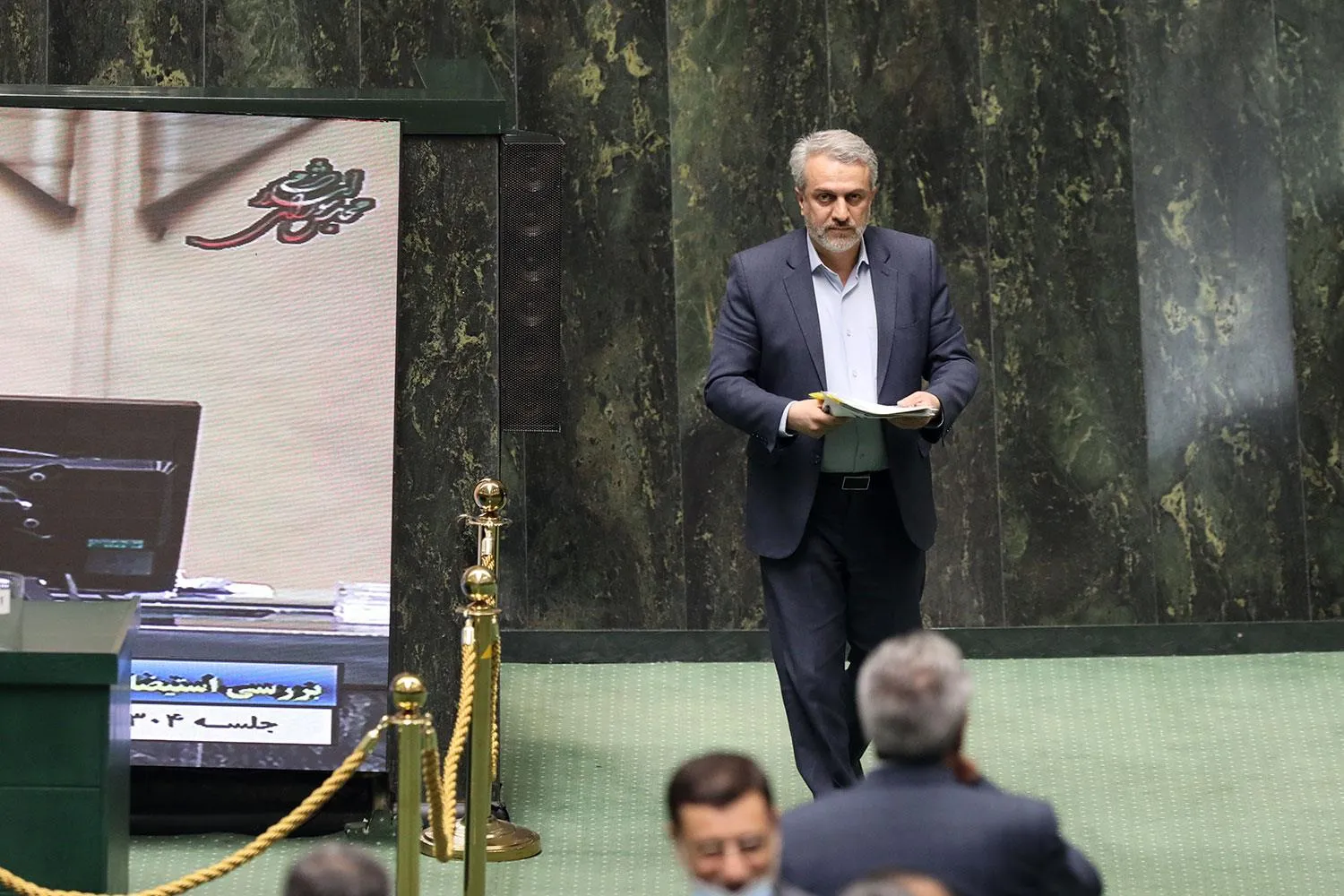 Majlis Votes to Unseat Industry Minister