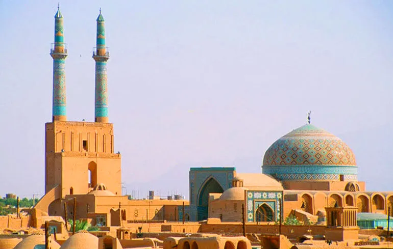 ورود عجیب یک گردشگر خارجی به مسجد جامع یزد با خودرو! + فیلم