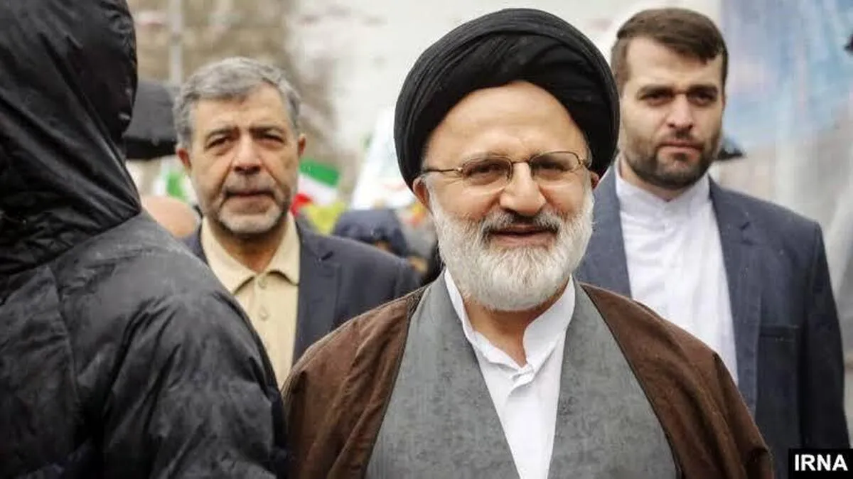 علی‌اصغر حجازی و سید حسن خمینی در مراسم تدفین رهبر شهید + عکس