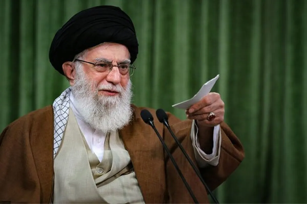 خامنه‌ای و عصایش، ترامپ و ناوهایش/ شعار عجیب در دستان مردم + عکس