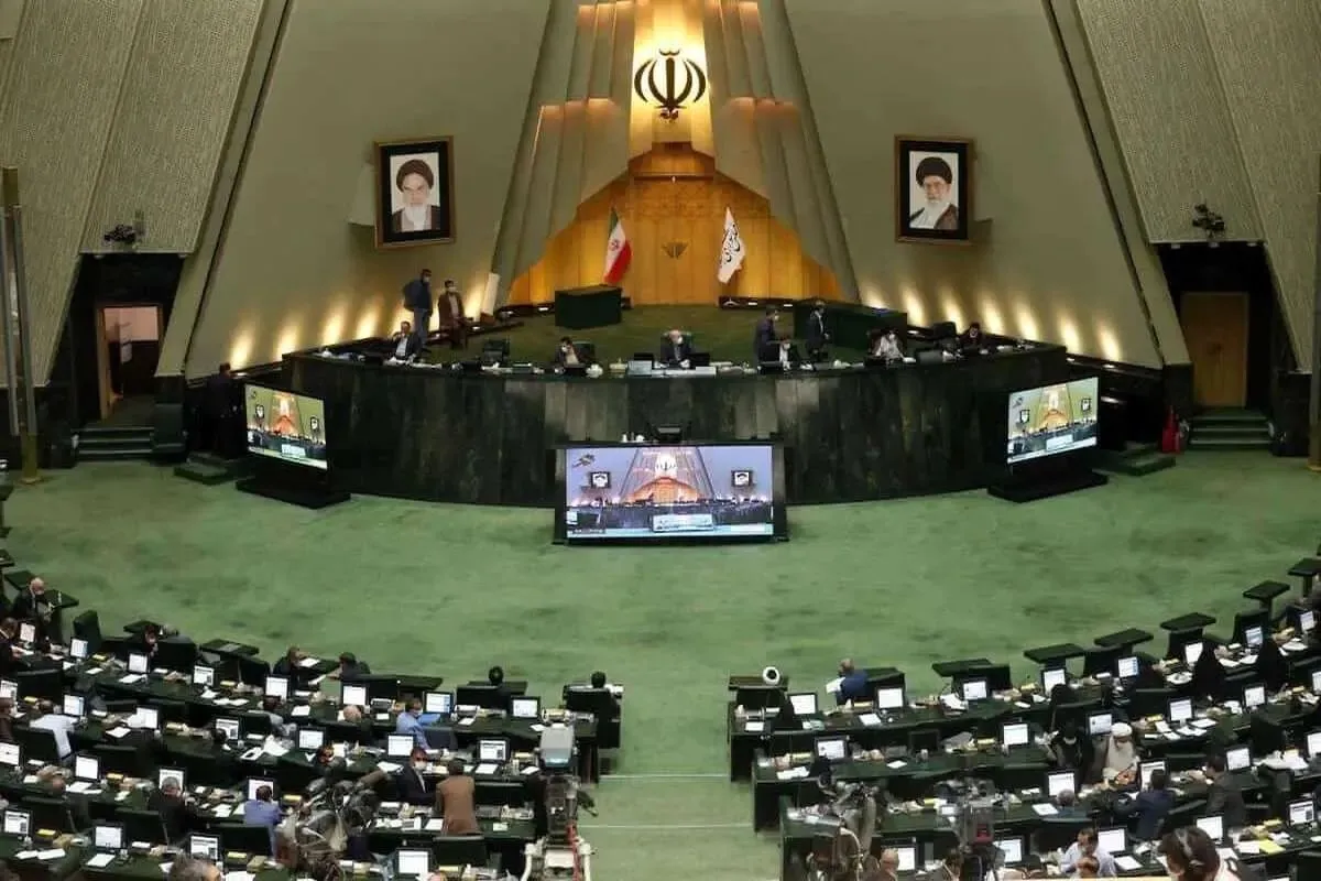 همه وزرا و معاونان بالای شصت سال باید استعفا دهند
